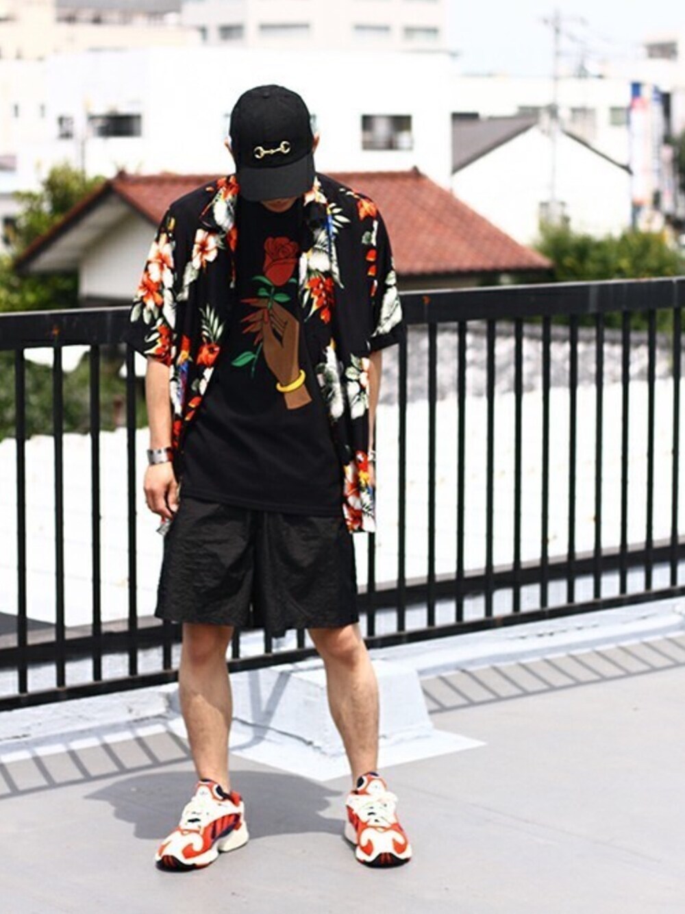 ブラック系のシャツ/ブラウス、ブラック系のTシャツ/カットソー、ブラック系のその他パンツを着用したメンズの夏コーディネートの1枚目の写真