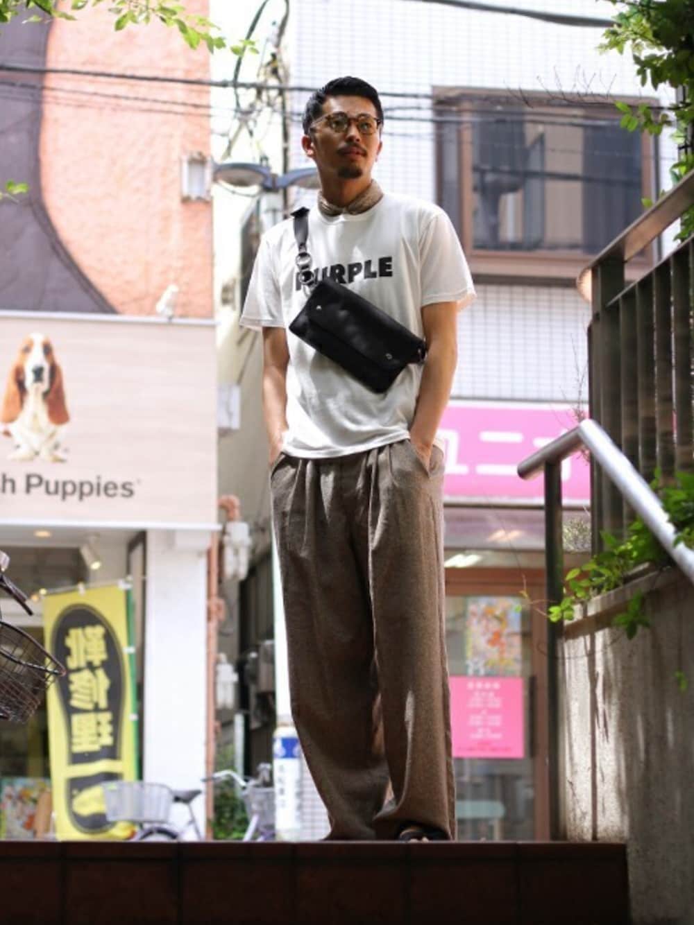 「ロゴT、ショルダーバッグ、Tシャツ、スラックス、ワイドパンツ、サンダル、白Tシャツ、CLANE」｜「TANGTANGのAIN'T-PURPLE-（Tシャツ/カットソー、ホワイト系）」を使った、ARKnets STAFFさん（メンズ・185cm）の夏コーディネートの1枚目の写真