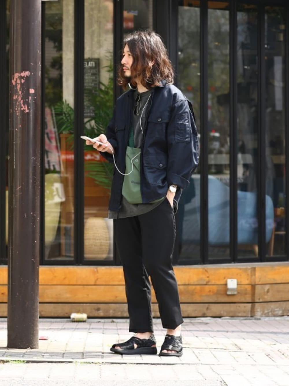 「テーパードパンツ、ミリタリー、ショルダーバッグ、ブラックコーデ、別注、ENGINEERED GARMENTS、ミリタリージャケット、スリムパンツ、ポケットＴシャツ、ショルダーポーチ」｜「Engineered Garmentsの別注 EG Special Shoulder Pouch - Cotton Ripstop（ショルダーバッグ、グリーン系）」を使った、ARKnets STAFFさん（メンズ・170cm）の夏コーディネートの1枚目の写真