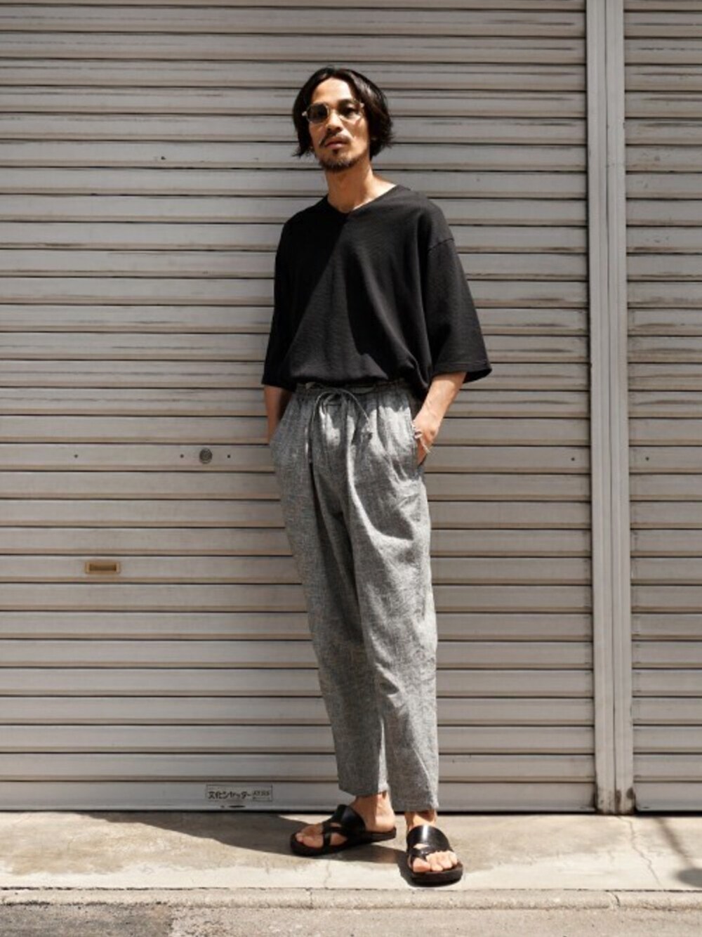 「テーパードパンツ、Vネック、イージーパンツ、タックイン、グレンチェック、ドロップショルダー、ビッグT、marka、JUTTA NUEMANN、PORT BY ARK」｜「PORT BY ARKのPORT BY ARK / ポートバイアーク：Glen check easy trousers：P-003-P02004[COR]（その他パンツ、グレー系）」を使った、ARKnets STAFFさん（メンズ・175cm）の夏コーディネートの1枚目の写真