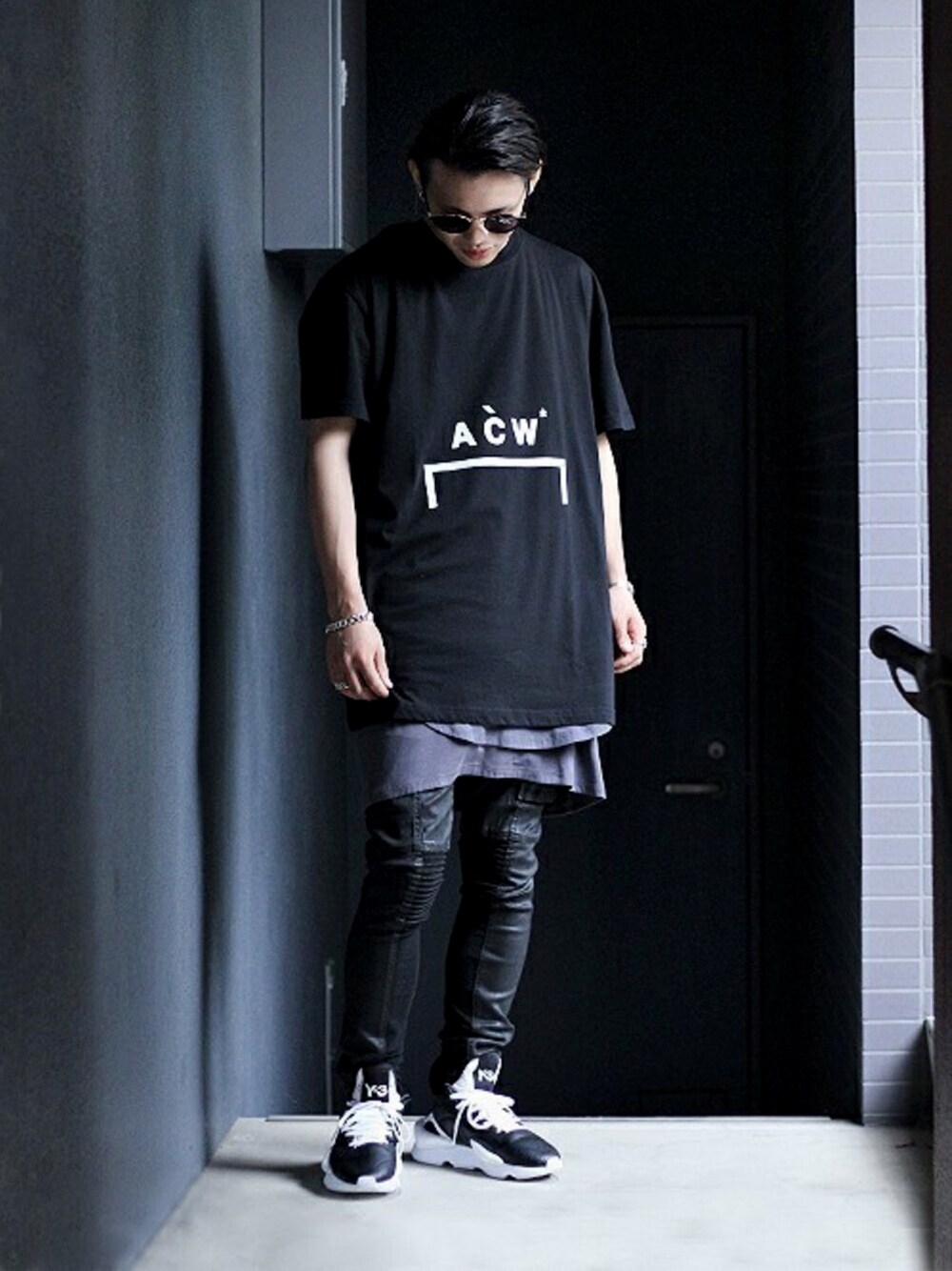 「ロゴT、ストリート、drkshdw、レイヤードスタイル、RICK OWENS、Y-3、インポート、ビッグT、A.D.S.R.、a-cold-wall」｜「ARKnetsのACW BRACKET LOGO TSHIRT（Tシャツ/カットソー、ブラック系）」を使った、ARKnets STAFFさん（メンズ・169cm）の夏コーディネートの1枚目の写真