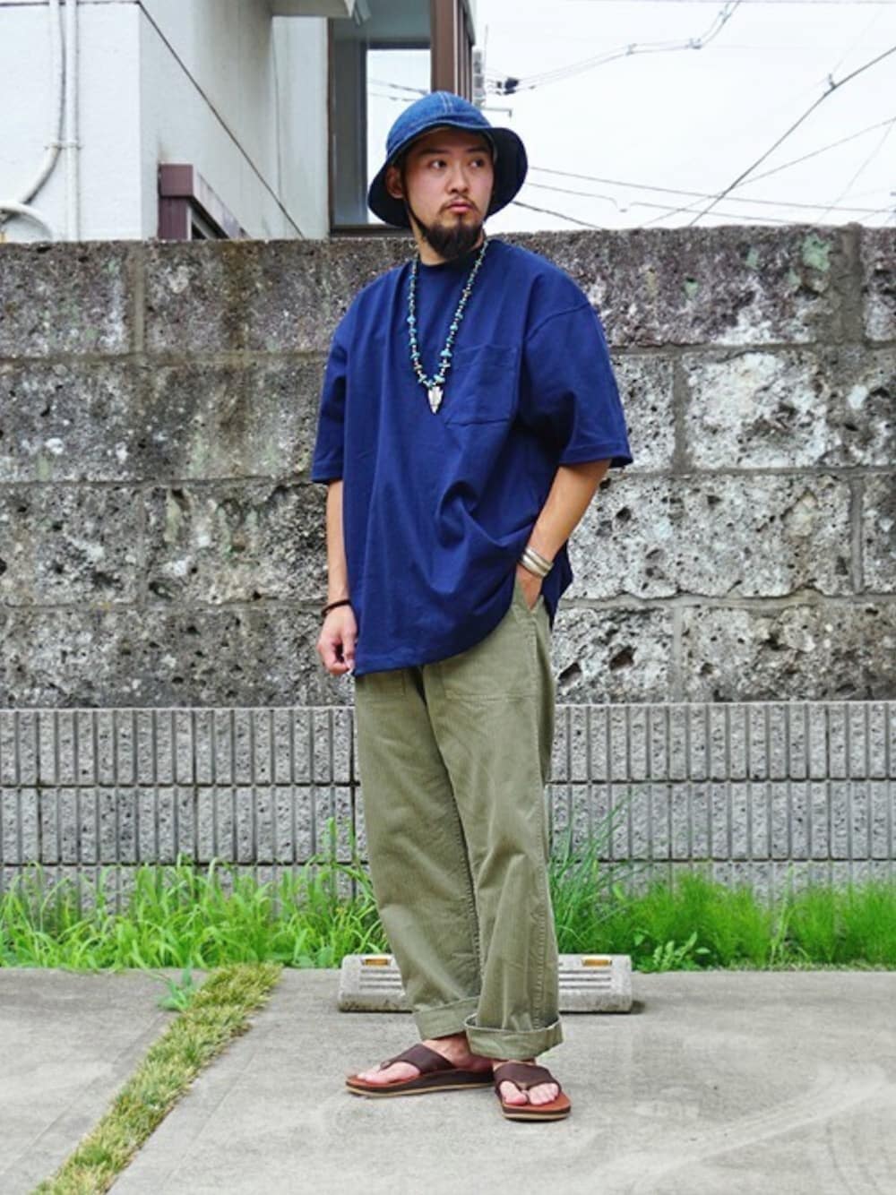 ブルー系のTシャツ/カットソー、グリーン系のカーゴパンツ、ブラウン系のサンダルを着用したメンズの夏コーディネートの1枚目の写真
