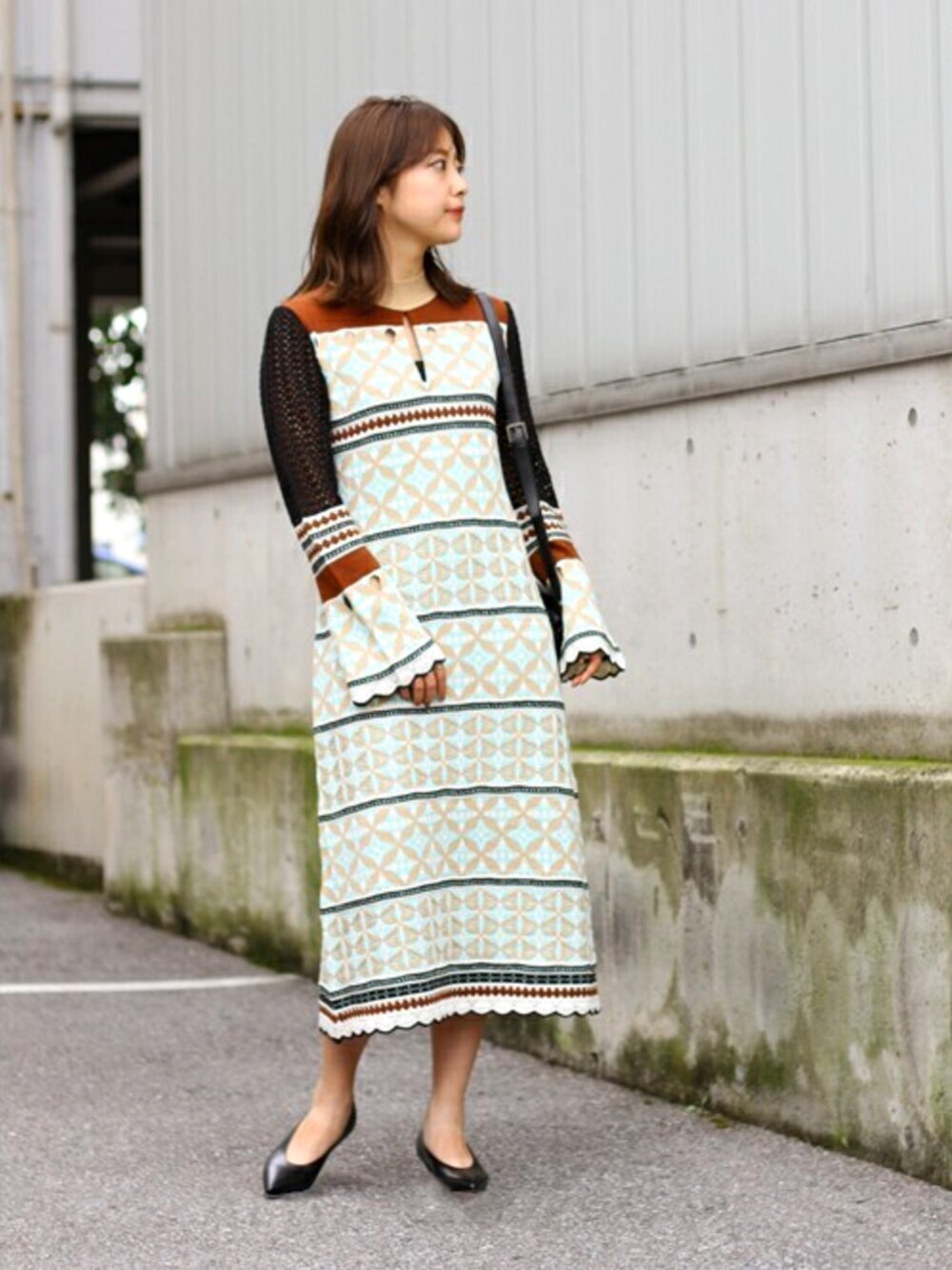 「ニットワンピース、mame、ヒールパンプス、ジャガードニット、ロングスリーブ、レザーバッグ、pellico、ロングドレス、ショルダーポーチ、CLANE」｜「mameのEYELET JACQUAD KNIT ONEPIECE-GREEN-（ワンピース、グリーン系）」を使った、ARKnets STAFFさん（レディース・160cm）の夏コーディネートの1枚目の写真
