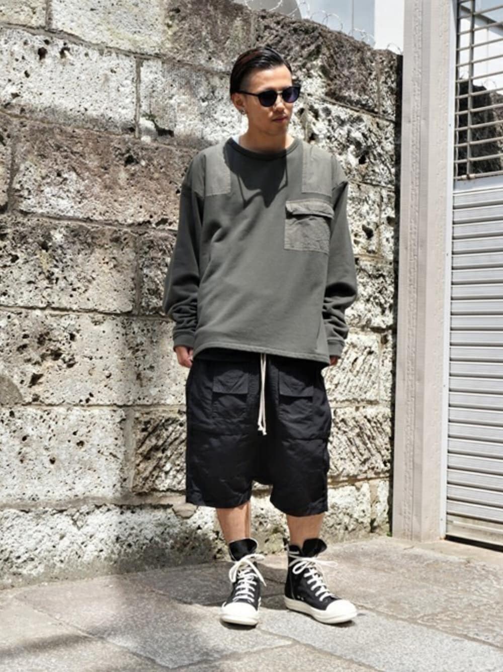 「スウェット、ストリート、サルエルパンツ、drkshdw、ロンT、ハイカットスニーカー、クルーネック、バックプリント、MAGIC STICK、カーゴショーツ」｜「MAGIC STICKのMAGIC STICK / マジックスティック：OVER DYED MIL CREW：17AW-MS9-026[WAX]（スウェット、ブラック系）」を使った、ARKnets STAFFさん（メンズ・169cm）の夏コーディネートの1枚目の写真