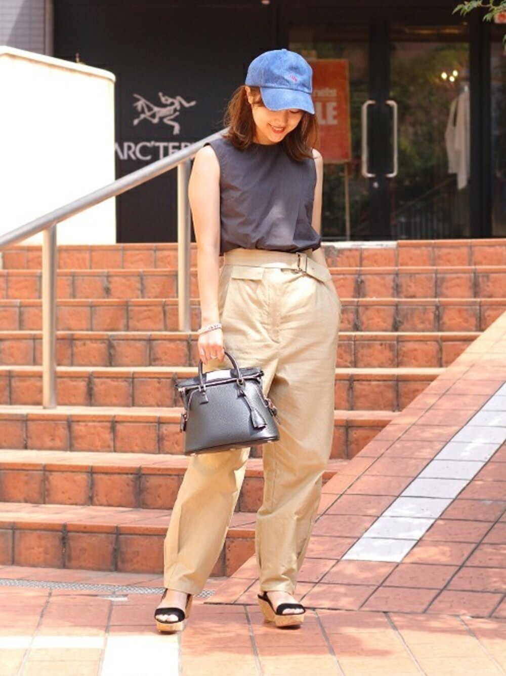 「ベルベット、ハイウエスト、レザーバッグ、ノースリーブ、2WAYﾊﾞｯｸﾞ、ストラップサンダル、Acne Studios、ELIN、Maison Margiela、PELLICO SUNNY」｜「Acne Studiosの【レディース】Berle Soft Pop(shirts blouses)（シャツ/ブラウス、グレー系）」を使った、ARKnets STAFFさん（メンズ・160cm）の夏コーディネートの1枚目の写真