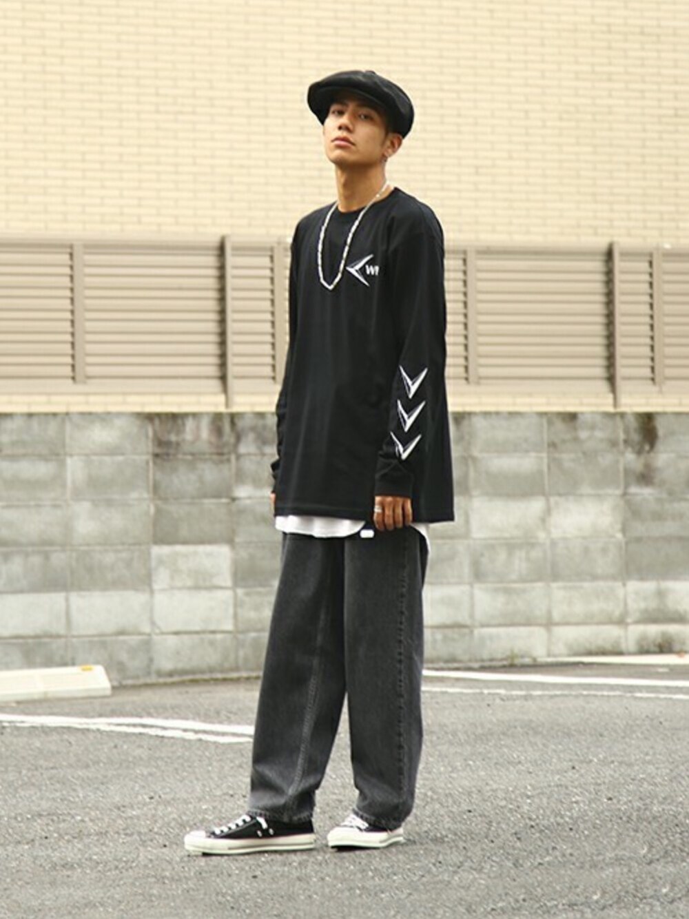 ブラック系のTシャツ/カットソー、ホワイト系のタンクトップ、ブラック系のデニムパンツを着用したメンズの秋コーディネートの1枚目の写真