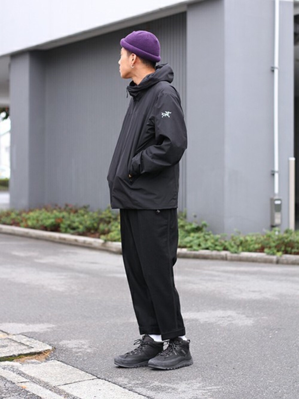 「ブラック、ブラックコーデ、スラックス、オールブラック、ウールパンツ、ARC'TERYX、UNUSED、keen、アンクルパンツ、WP」｜「WPのBRAID SLACKS（スラックス、ブラック系）」を使った、ARKnets STAFFさん（メンズ・173cm）の秋コーディネートの1枚目の写真