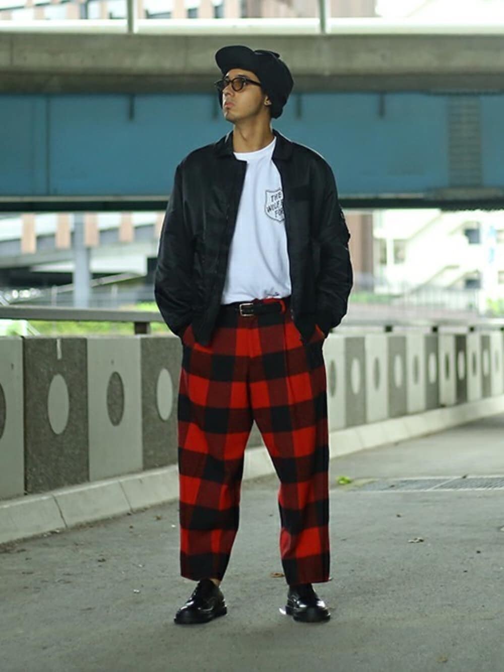 「ビッグシルエット、ロゴT、ミリタリー、ミリタリージャケット、ワイドパンツ、赤チェック、プリントT、白Tシャツ、marka、WP」｜「markaのM18C-28BL01C（ミリタリージャケット、ブラック系）」を使った、ARKnets STAFFさん（メンズ・179cm）の秋コーディネートの1枚目の写真
