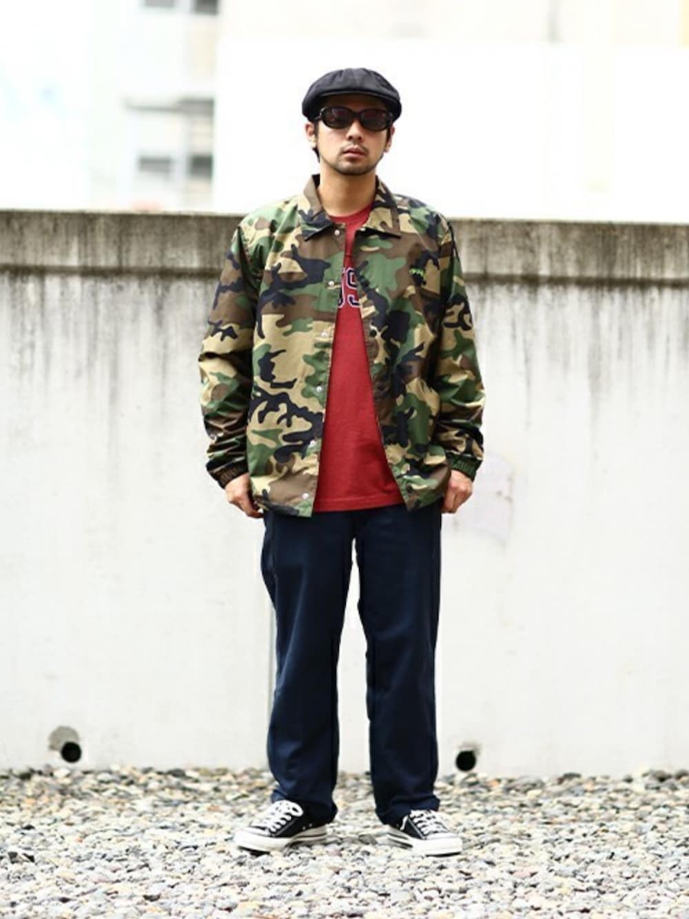 「ロゴT、stussy、カモフラ、converse、赤、Dickies、カモ柄、プリントT、ディッキーズ(Dickies)、ステューシー」｜「STUSSYのCAMO CRUIZE COACH JACKET（ナイロンジャケット、グリーン系）」を使った、ARKnets STAFFさん（メンズ・163cm）の秋コーディネートの1枚目の写真