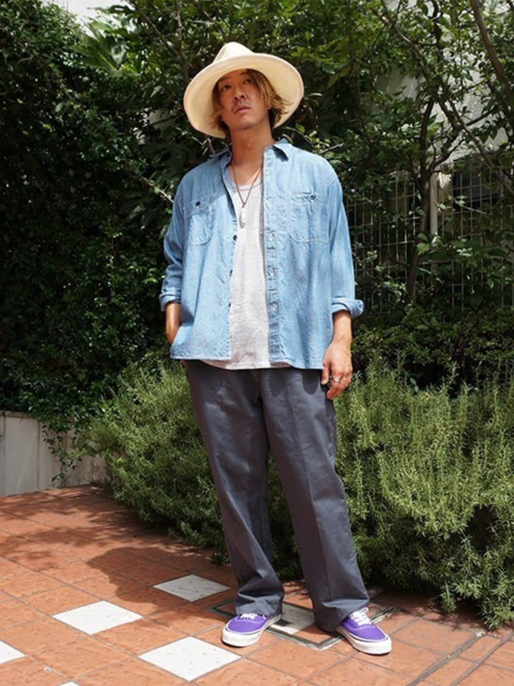「VANS、アメカジ、チノパン、シャンブレーシャツ、ワークシャツ、タンクトップ、KIJIMA TAKAYUKI、インディゴ、ワイドチノ、FLAG SPORT」｜「FLAG SPORTのChambray shirt（シャツ/ブラウス、ブルー系）」を使った、ARKnets STAFFさん（メンズ・173cm）の秋コーディネートの1枚目の写真