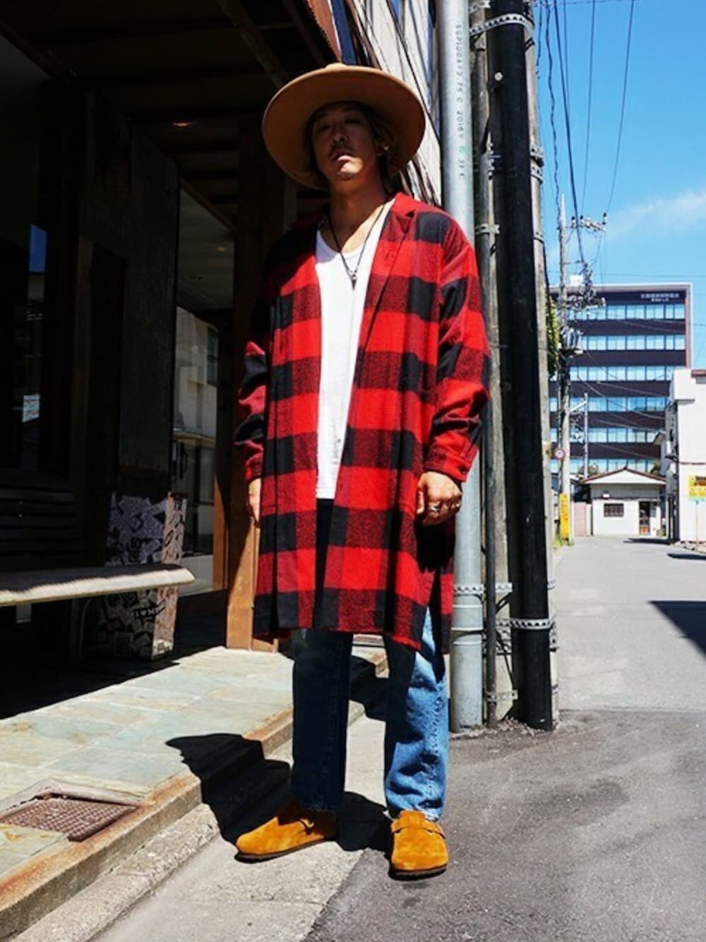 「チェック、レザー、チェックシャツ、赤、ロングシャツ、birkenstock、ロング丈、シャツコート、marka、FLAG SPORT」｜「markaのmarka / マーカ：SHIRTS COAT - WOOL VIYELLA FULLING -：M18C-11SH01C[COR]（その他アウター、レッド系）」を使った、ARKnets STAFFさん（メンズ・173cm）の秋コーディネートの1枚目の写真