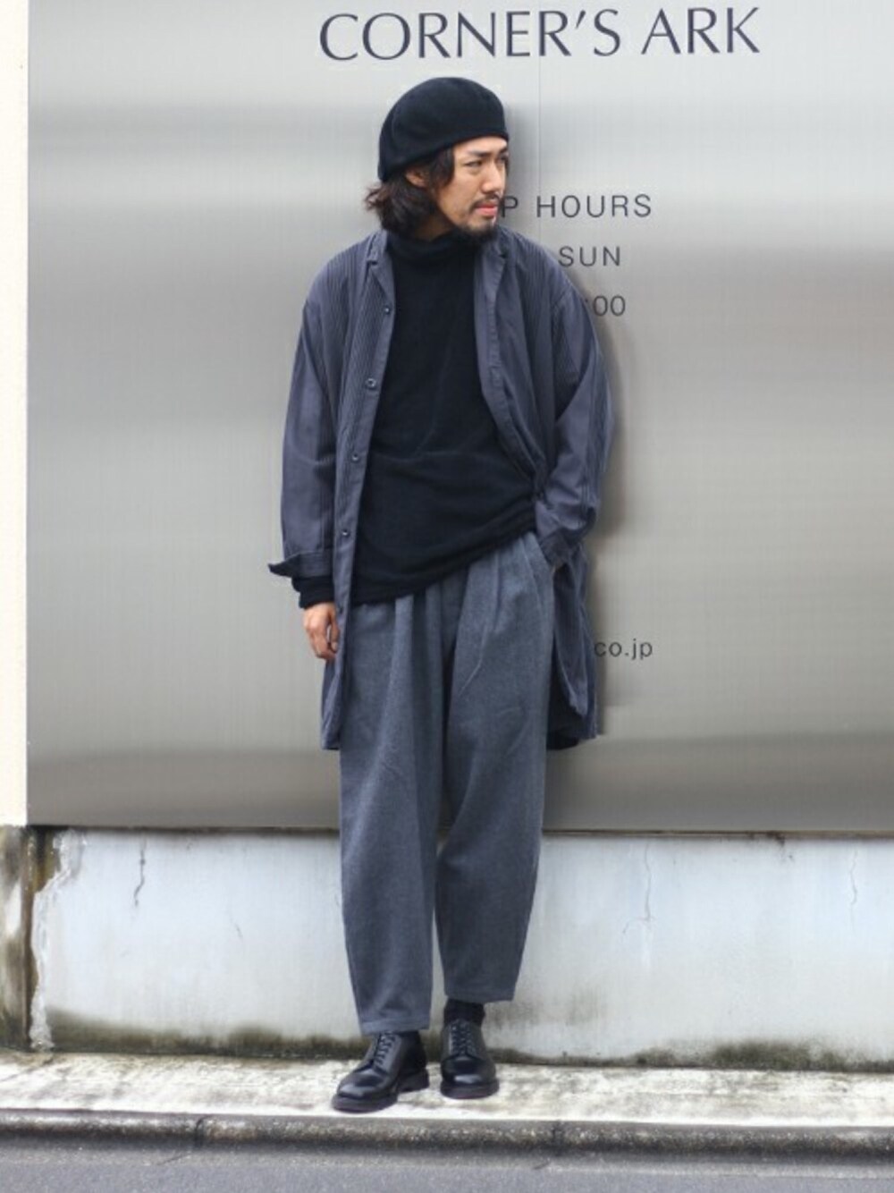 「ブラック、ブラックコーデ、スラックス、ストライプ、ロングシャツ、もこもこ、ロング丈、ストライプシャツ、シャツコート、marka」｜「markaのSTRAIGHT TUCK PANTS - WOOL VIYELLA FULLING -（スラックス、グレー系）」を使った、ARKnets STAFFさん（メンズ・177cm）の秋コーディネートの1枚目の写真