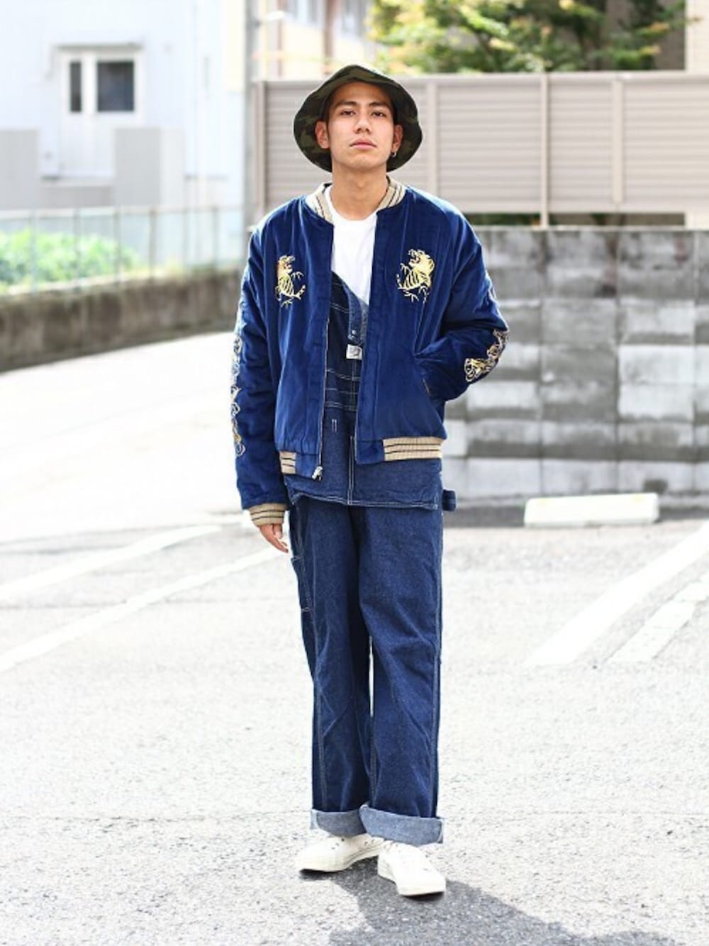 「スカジャン、カモフラ、オーバーオール、刺繍、白スニーカー、ロールアップ、ネイビーコーデ、バケットハット、オアスロウ、ベロアジャケット」｜「TAILOR TOYOのVELVETEEN SUKA "EAGLE/JAPAN MAP"（ブルゾン、ブルー系）」を使った、ARKnets STAFFさん（メンズ・173cm）の秋コーディネートの1枚目の写真