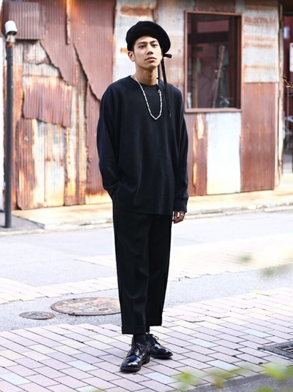 ブラック系のTシャツ/カットソー、ブラック系のスラックスを着用したメンズの秋コーディネートの1枚目の写真