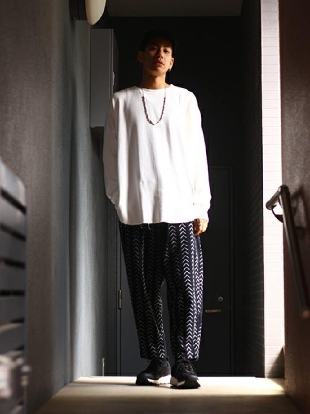 「キャップ、スラックス、gold、ワイドパンツ、ロング丈、イージーパンツ、KIJIMA TAKAYUKI、白Tシャツ、サーマル、WP」｜「WPのBRAID ROUND THERMAL -WHITE-（Tシャツ/カットソー、ホワイト系）」を使った、ARKnets STAFFさん（メンズ・173cm）の秋コーディネートの1枚目の写真
