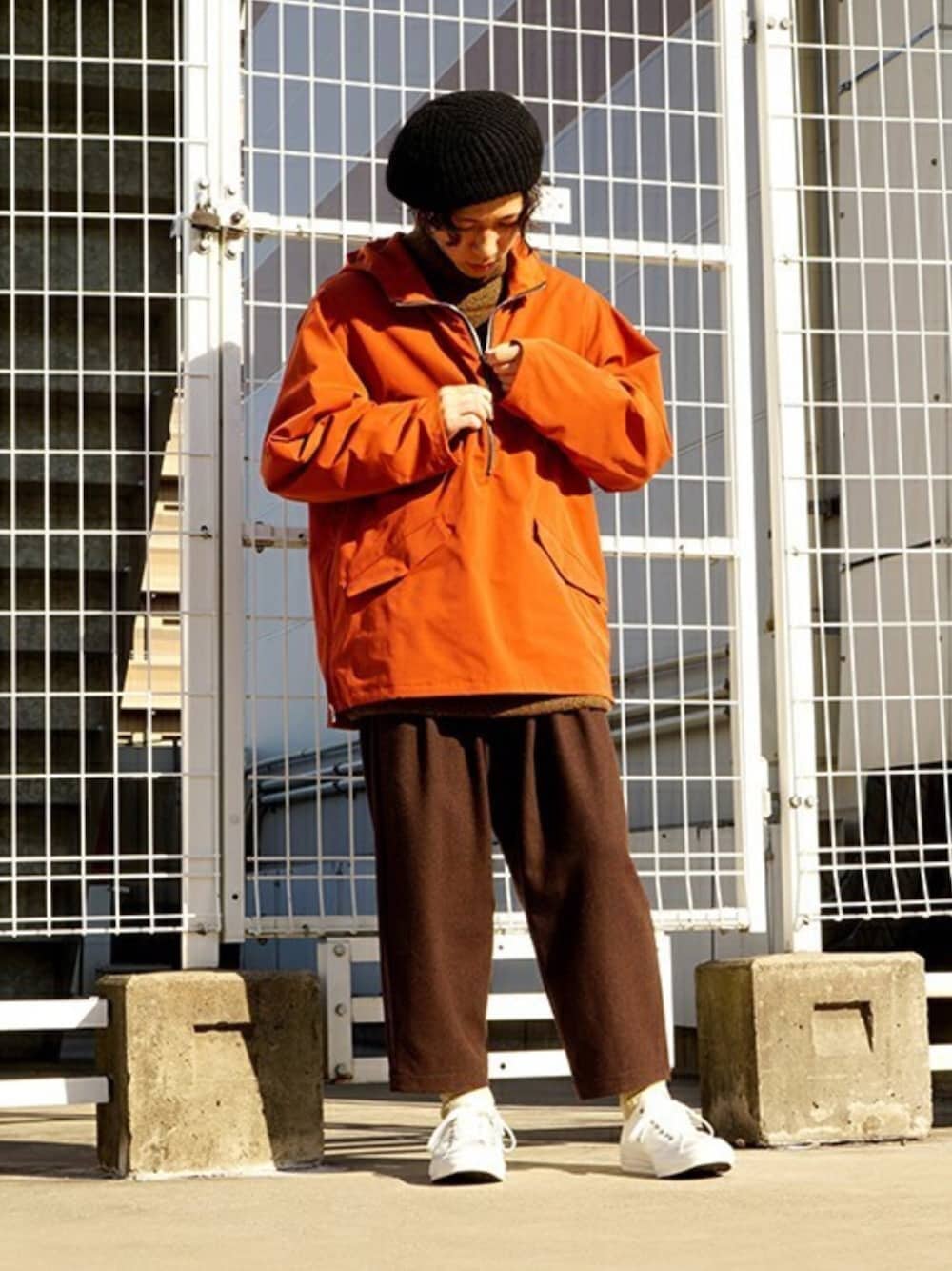 「コンバース、converse、ハイネック、gold、ワイドパンツ、ブラウン、KIJIMA TAKAYUKI、アノラックパーカー、marka、PORT BY ARK」｜「PORT BY ARKのPORT BY ARK / ポートバイアーク：Anorak parka：PO04-G001[COR]（ブルゾン、オレンジ系）」を使った、ARKnets STAFFさん（メンズ・168cm）の秋コーディネートの1枚目の写真