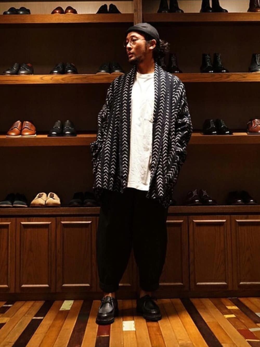 ブラック系のその他アウター、ブラック系のその他パンツを着用したメンズの秋コーディネートの1枚目の写真