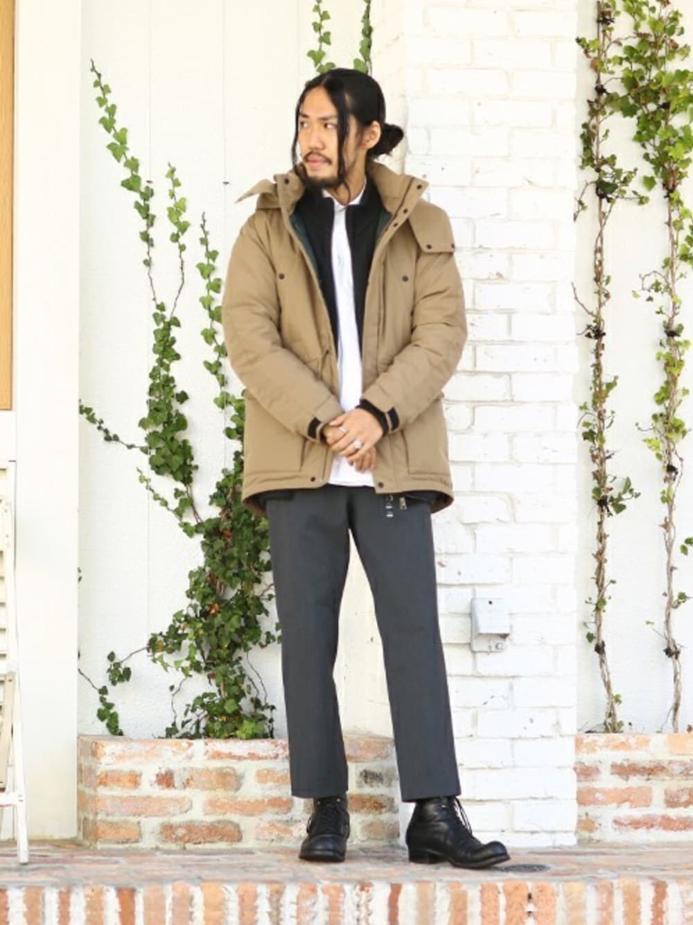 ベージュ系のダウンジャケット/コート、グレー系のスラックスを着用したメンズの秋コーディネートの1枚目の写真