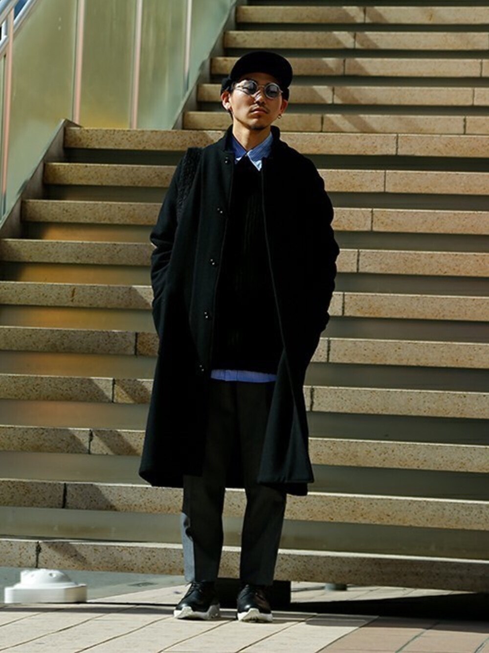 「ニット、ブラックコーデ、別注、ロングコート、SOPHNET.、Hender Scheme、marka、SUVSOLE、graphpaper、ダッドスニーカー」｜「markaのmarka / マーカ：CREW-NECK JUMPER - ARKnets & PARKING exclusive -：クルーネックジャンパー：M18C-09SW02C[COR]（ニット/セーター、ブラック系）」を使った、ARKnets STAFFさん（メンズ・175cm）の秋コーディネートの1枚目の写真