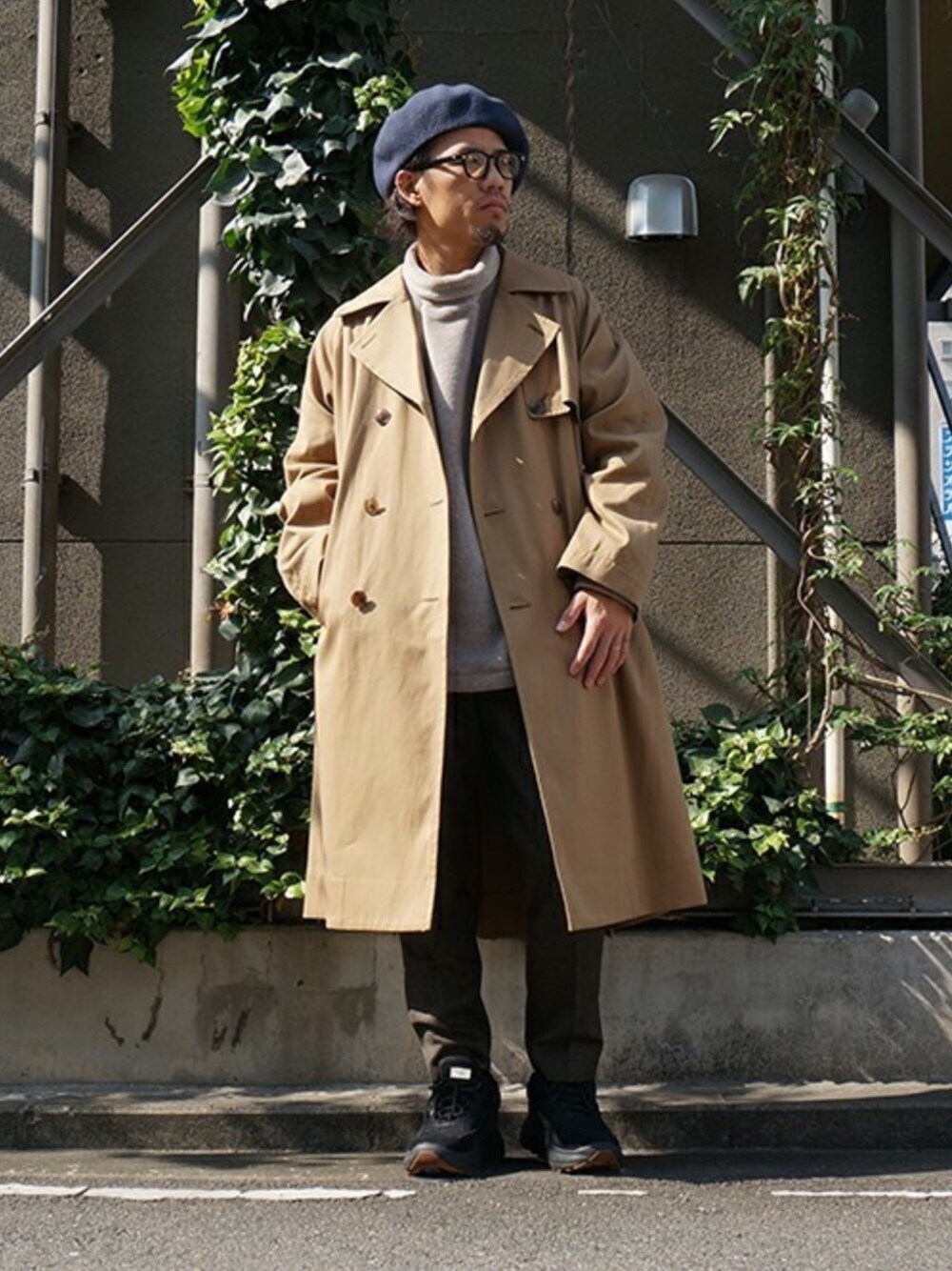 「トレンチコート、ベレー帽、別注、ハイネック、スラックス、gold、EFFECTOR、marka、SUVSOLE、ダッドスニーカー」｜「markaのmarka / マーカ：TRENCH COAT：M18C-16CO01C[COR]（トレンチコート、ベージュ系）」を使った、ARKnets STAFFさん（メンズ・170cm）の秋コーディネートの1枚目の写真