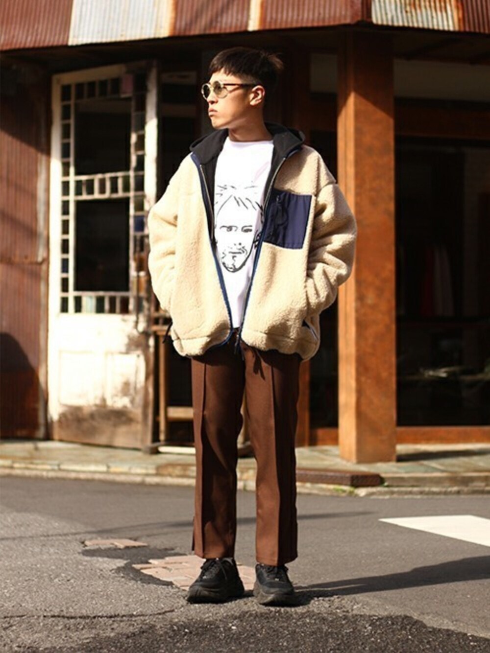 「パーカー、もこもこ、トラックパンツ、プリントT、あったかコーデ、marka、graphpaper、HOKAONEONE、PORT BY ARK、ダッドスニーカー」｜「markaのmarka / マーカ：BOA CARDIGAN：ボアカーディガン：M18C-05BL02C [COR]（その他アウター、ベージュ系）」を使った、ARKnets STAFFさん（メンズ・168cm）の秋コーディネートの1枚目の写真