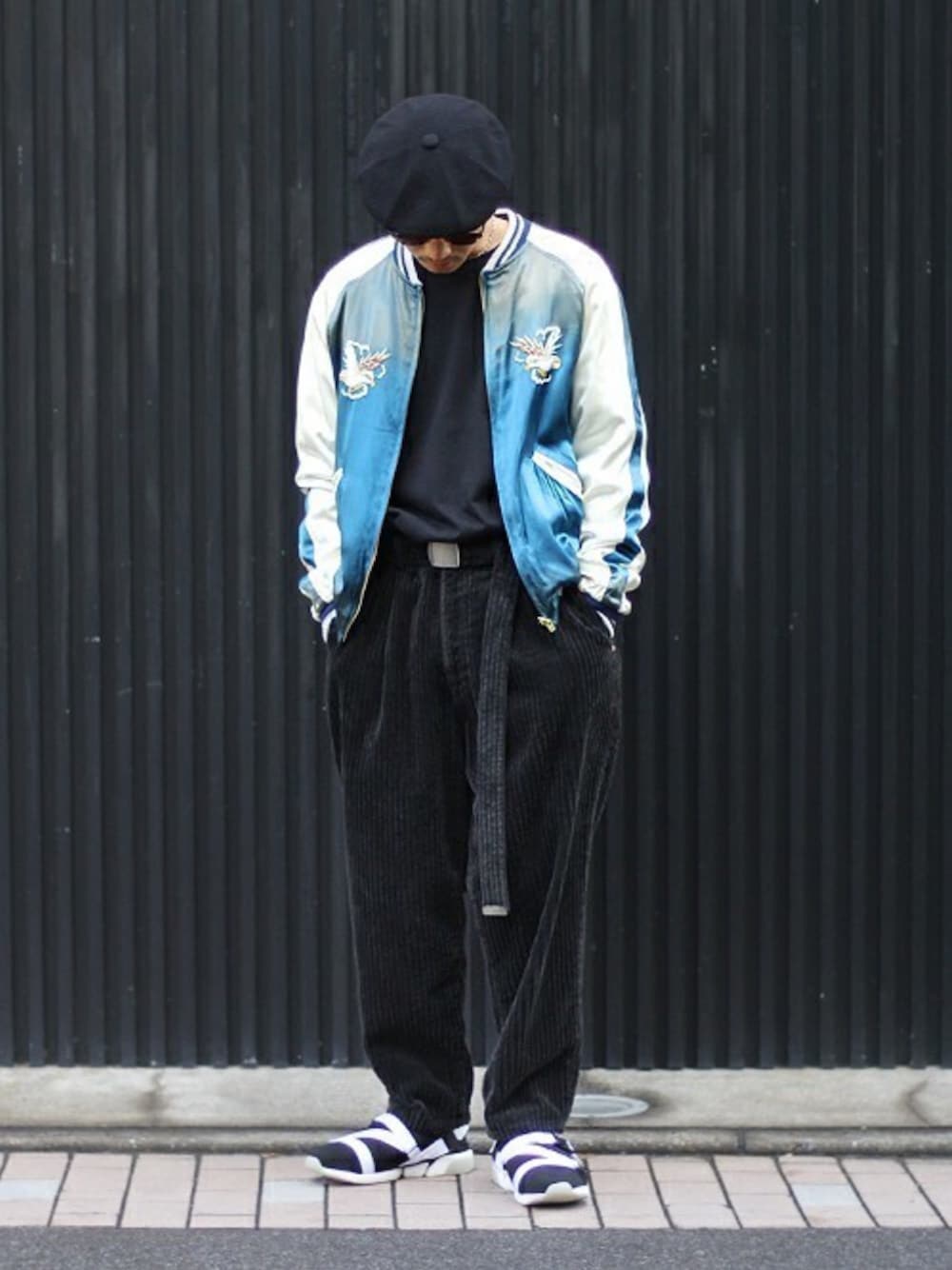 ブルー系のブルゾンを着用したメンズの冬コーディネートの1枚目の写真