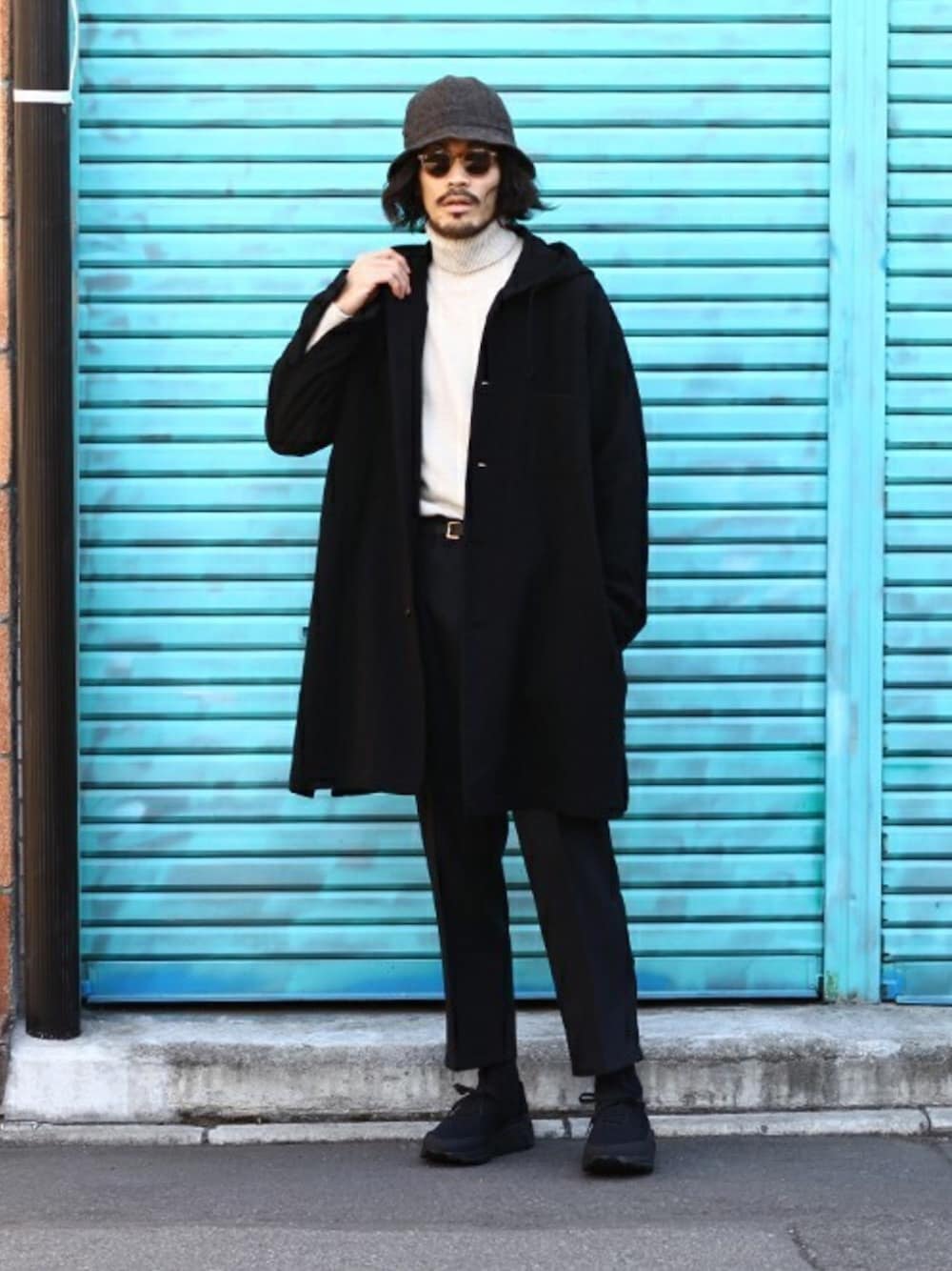 「スラックス、ロングシャツ、タートルネック、タックイン、YAECA、COMOLI、シャツコート、marka、PORT BY ARK、ダッドスニーカー」｜「markaのmarka / マーカ：BUTCHER SHIRTS COAT：シャツコート：M18D-04SH01C[COR]（その他アウター、ブラック系）」を使った、ARKnets STAFFさん（メンズ・175cm）の冬コーディネートの1枚目の写真