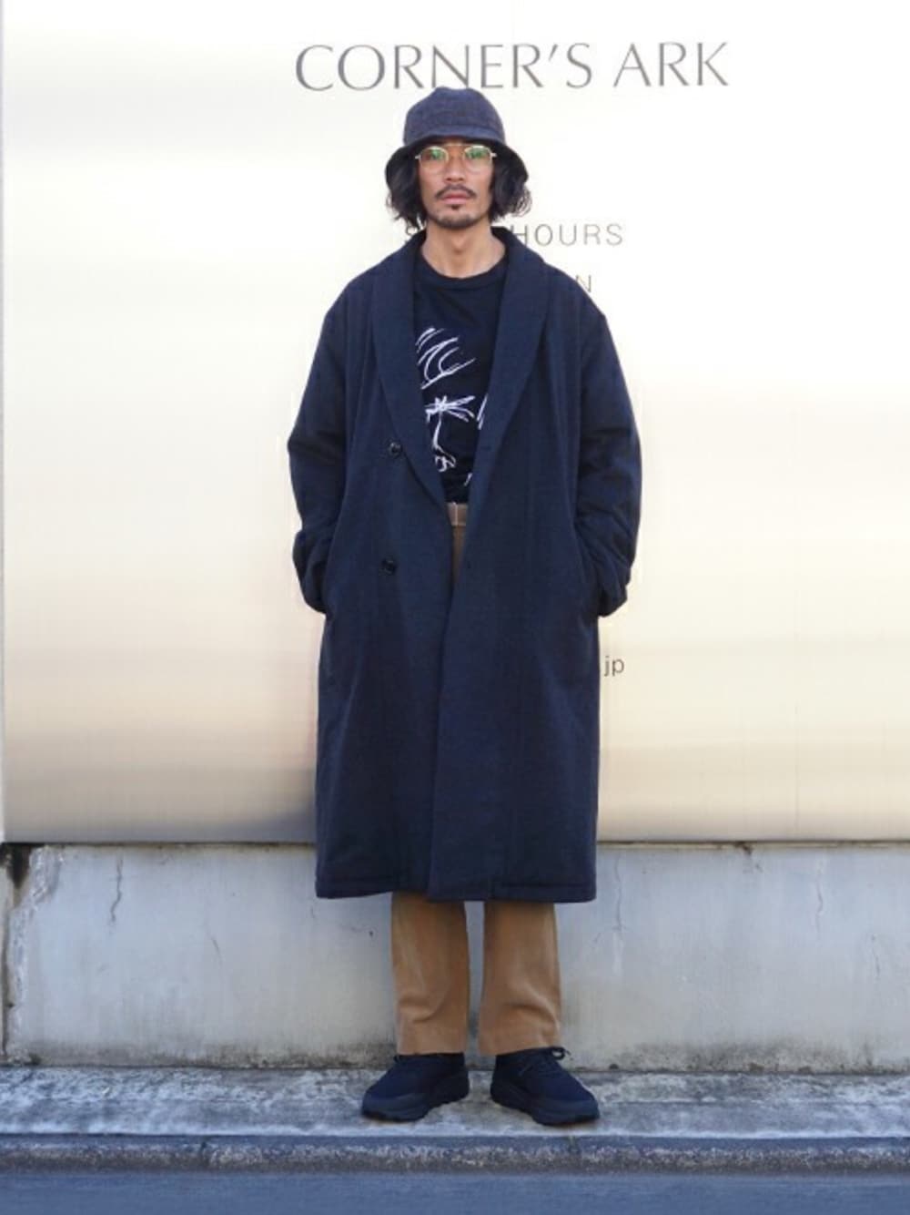 「markaのmarka / マーカ：DOUBLE BRESTED SHAWL COLLAR COAT：ショールカラーコート：M17C-02CO01C[COR]（その他アウター、グレー系）」を使った、ARKnets STAFFさん（メンズ・175cm）の冬コーディネートの1枚目の写真