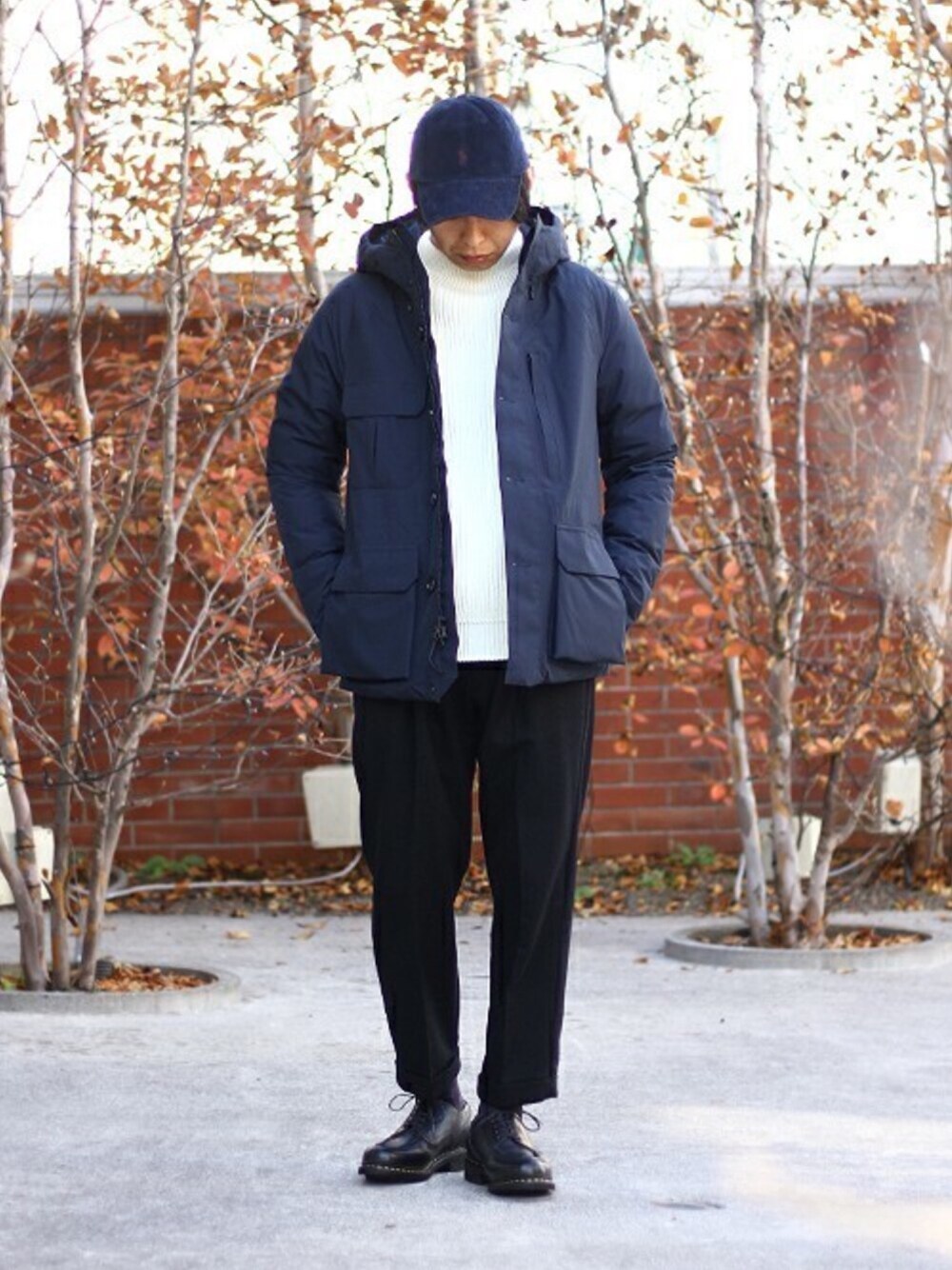 「テーパードパンツ、ニット、レザーシューズ、ウールリッチ、ミドル丈、Paraboot、ゴアテックス、コーデュロイキャップ、短靴、モックネック」｜「WOOLRICHのWOOLRICH / ウールリッチ：GTX MOUNTAIN JKT：マウンテンジャケット：WOCPS2571[MUS]（ダウンジャケット/コート、ブルー系）」を使った、ARKnets STAFFさん（メンズ・170cm）の冬コーディネートの1枚目の写真