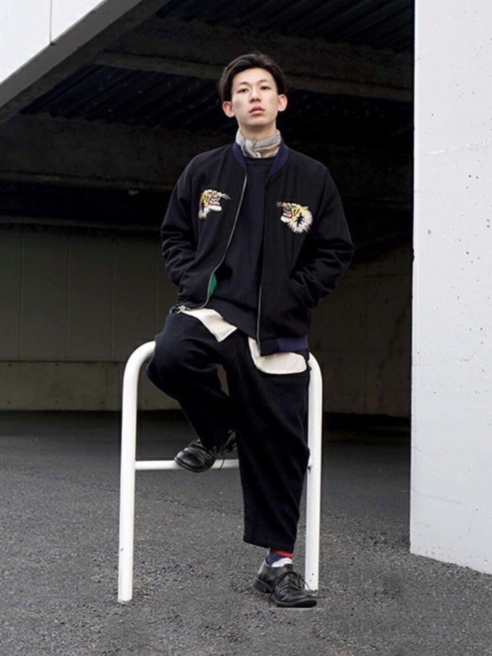 「GOLDのGOLD / ゴールド：WOOL SOUVENIR JACKET "Tiger"/"Eagle&dragon"：GL14211[MUS]（スカジャン、ブラック系）」を使った、ARKnets STAFFさん（メンズ・168cm）の冬コーディネートの1枚目の写真