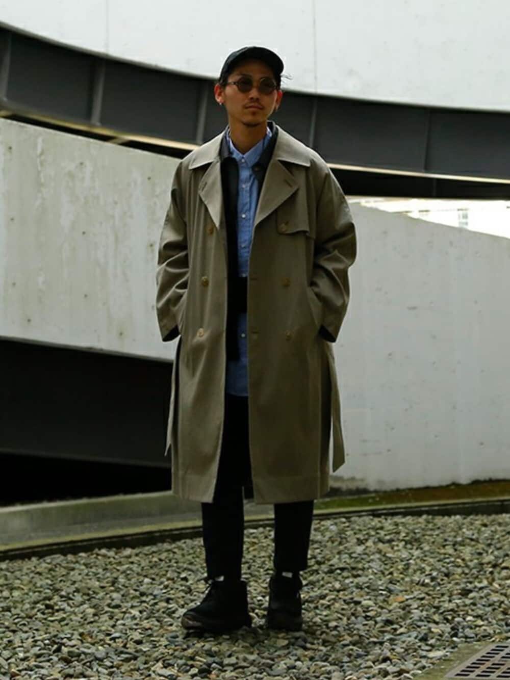 「markaのmarka / マーカ：TRENCH COAT：M18C-16CO01C[COR]（トレンチコート、グリーン系）」を使った、ARKnets STAFFさん（メンズ・175cm）の冬コーディネートの1枚目の写真