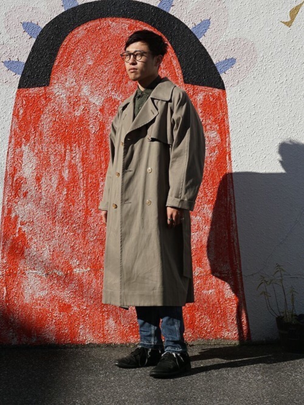 「markaのmarka / マーカ：TRENCH COAT：M18C-16CO01C[COR]（トレンチコート、グリーン系）」を使った、ARKnets STAFFさん（メンズ・168cm）の冬コーディネートの1枚目の写真