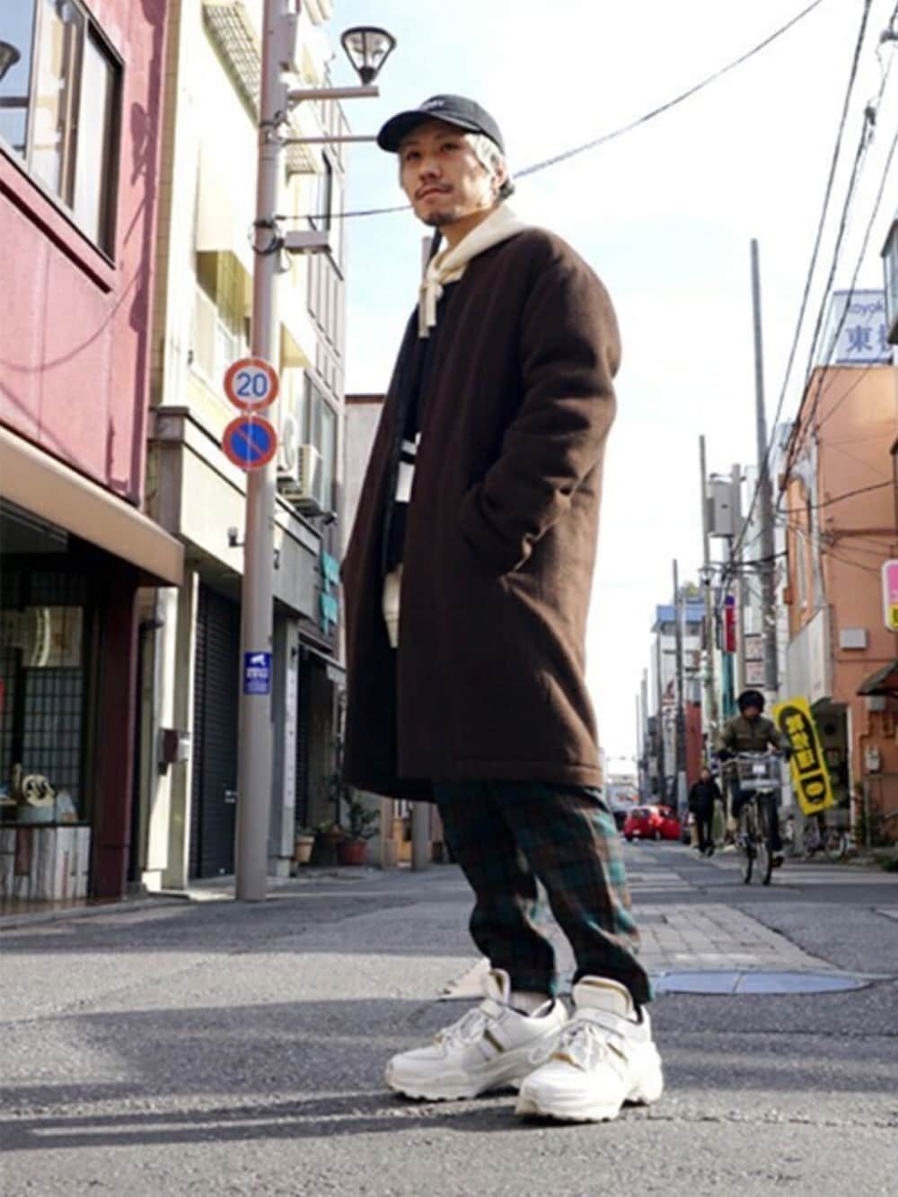 「スラックス、ロングコート、ノーカラーコート、チェックパンツ、ブラウン、neonsign、marka、Maison Margiela、ダッドスニーカー、TODAY edition」｜「markaのmarka / マーカ：JODHPURS - ARKnets exclusive -：テーパードイージーパンツ：M18D-14PT02C[COR]（その他パンツ、グリーン系）」を使った、ARKnets STAFFさん（メンズ・165cm）の冬コーディネートの1枚目の写真