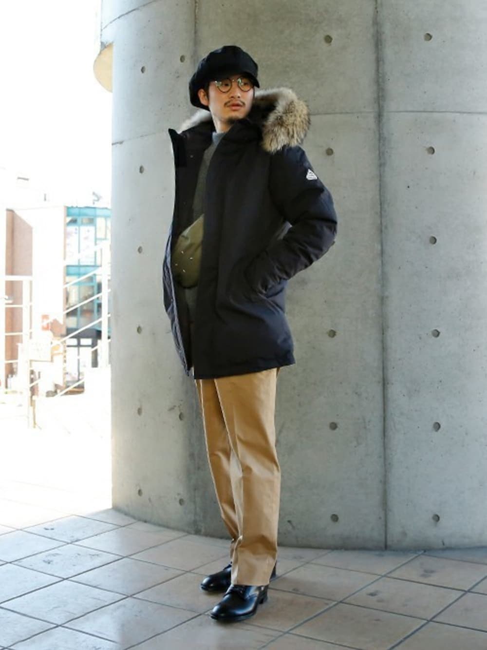 ブラック系のダウンジャケット/コートを着用したメンズの春コーディネートの1枚目の写真