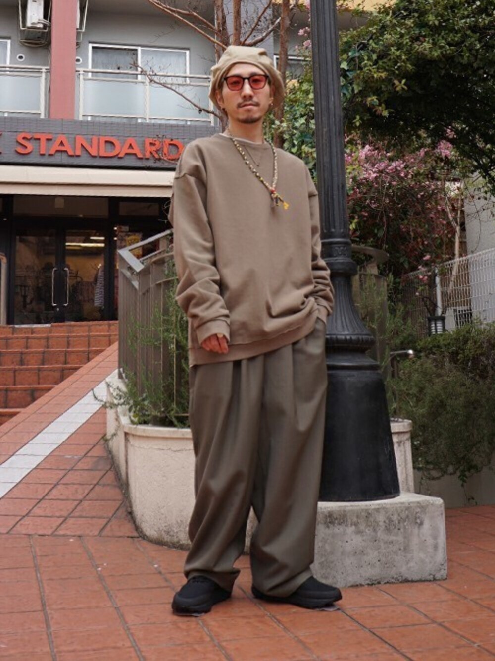 「markaのmarka / マーカ：CUT/OFF CREW NECK：M19A-21CS01C[COR]（スウェット、ベージュ系）」を使った、ARKnets STAFFさん（メンズ・165cm）の春コーディネートの1枚目の写真