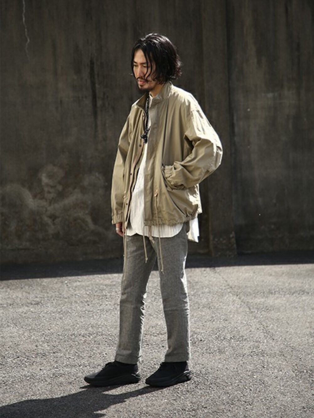 「PORT BY ARKのPORT BY ARK / ポートバイアーク：Check trousers：PO05-P001[COR]（スラックス、グレー系）」を使った、ARKnets STAFFさん（メンズ・177cm）の春コーディネートの1枚目の写真