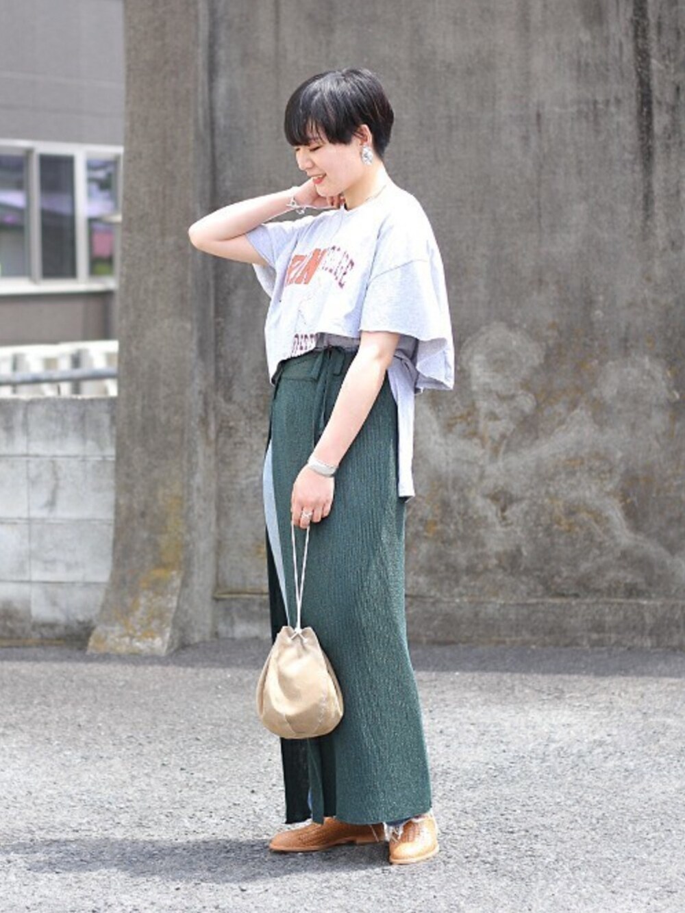 「イヤリング、巻きスカート、レイヤードスタイル、リメイク、巾着バッグ、バングル、ラップスカート、透け感、ミュール、リメイクスウェット」｜「TANのTAN / タン：SOFTSHINY WRAPPED SKIRT：TAN-19SS-20[ANN]（スカート、グリーン系）」を使った、ARKnets STAFFさん（レディース・160cm）の春コーディネートの1枚目の写真