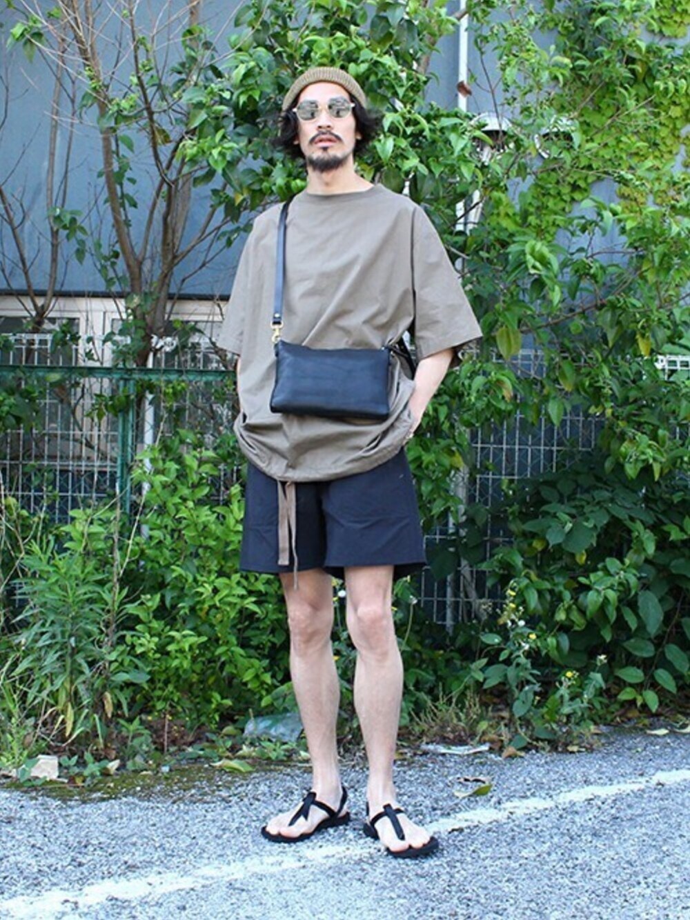 ベージュ系のTシャツ/カットソーを着用したメンズの夏コーディネートの1枚目の写真