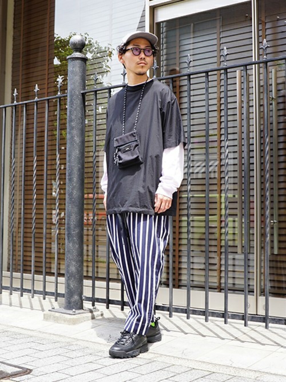 ブラック系のTシャツ/カットソー、ブルー系のその他パンツ、ブラック系のポーチを着用したメンズの夏コーディネートの1枚目の写真