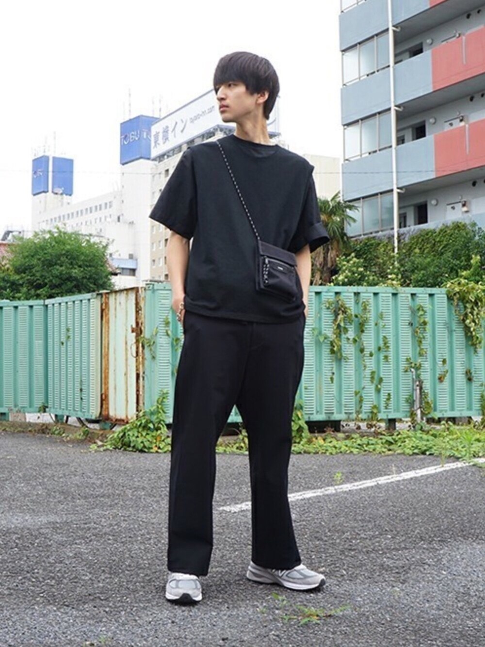 ブラック系のベスト、ブラック系のTシャツ/カットソー、ブラック系のポーチを着用したメンズの夏コーディネートの1枚目の写真