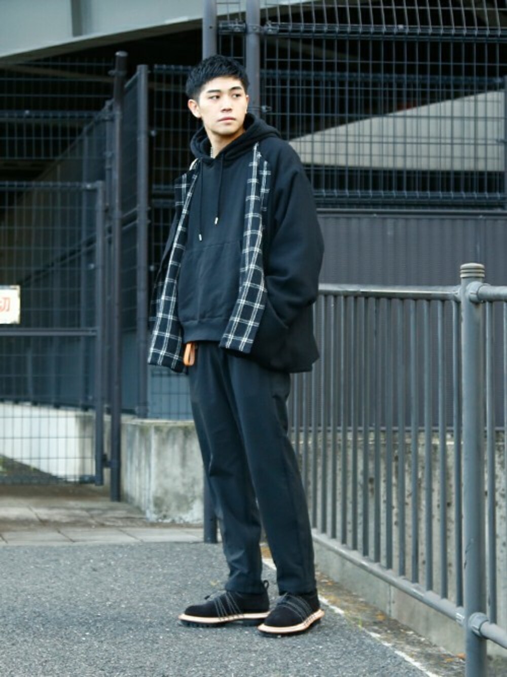 ブラック系のカーディガン/ボレロを着用したメンズの冬コーディネートの1枚目の写真