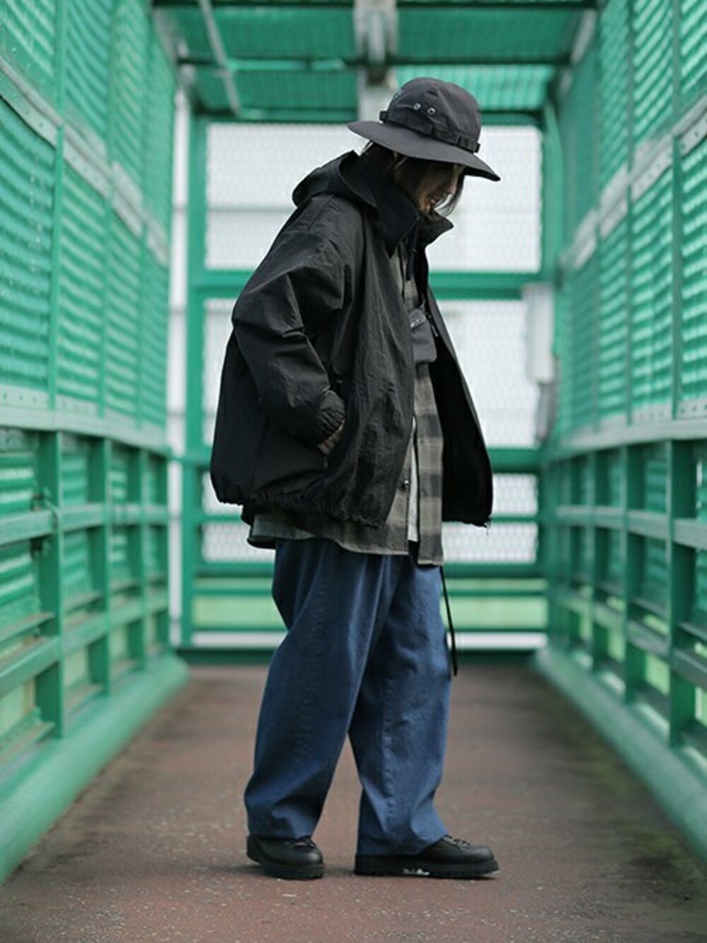 「gold、東洋エンタープライズ、ARKnets」｜「GOLDのGOLD / ゴールド：【予約】RIPPLE NYLON WEATHER TRACK JACKET：GL14562[MUS]（ブルゾン、ブラック系）」を使った、ARKnets STAFFさん（メンズ・170cm）の冬コーディネートの1枚目の写真