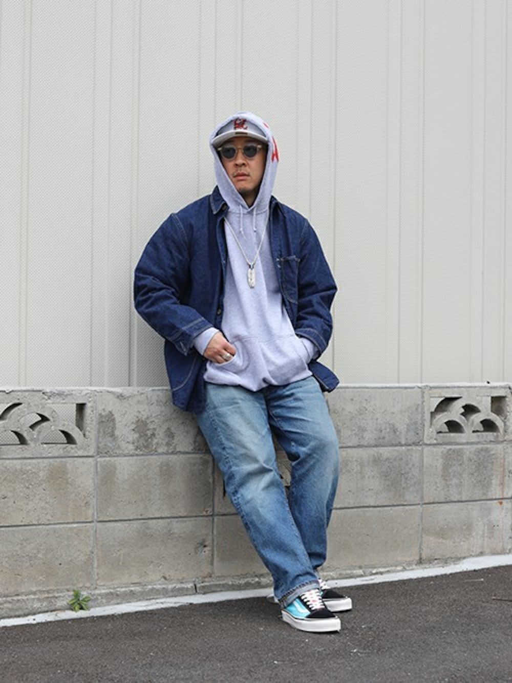 「FLAG SPORT、WP、ARKnets」｜「WPのWP CIRCLE PULL PARKA（パーカー、グレー系）」を使った、ARKnets STAFFさん（メンズ・173cm）の冬コーディネートの1枚目の写真