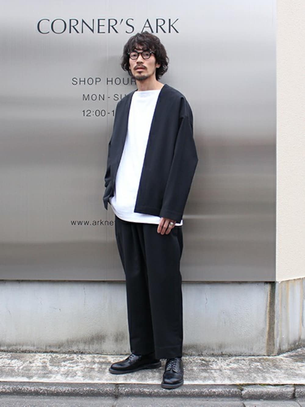 「marka、ARKnets」｜「markaのmarka / マーカ：MINIMALIST CARDIGAN - w.m tropical -：M20A-05SH01C[COR]（カーディガン/ボレロ、ブラック系）」を使った、ARKnets STAFFさん（メンズ・175cm）の春コーディネートの1枚目の写真