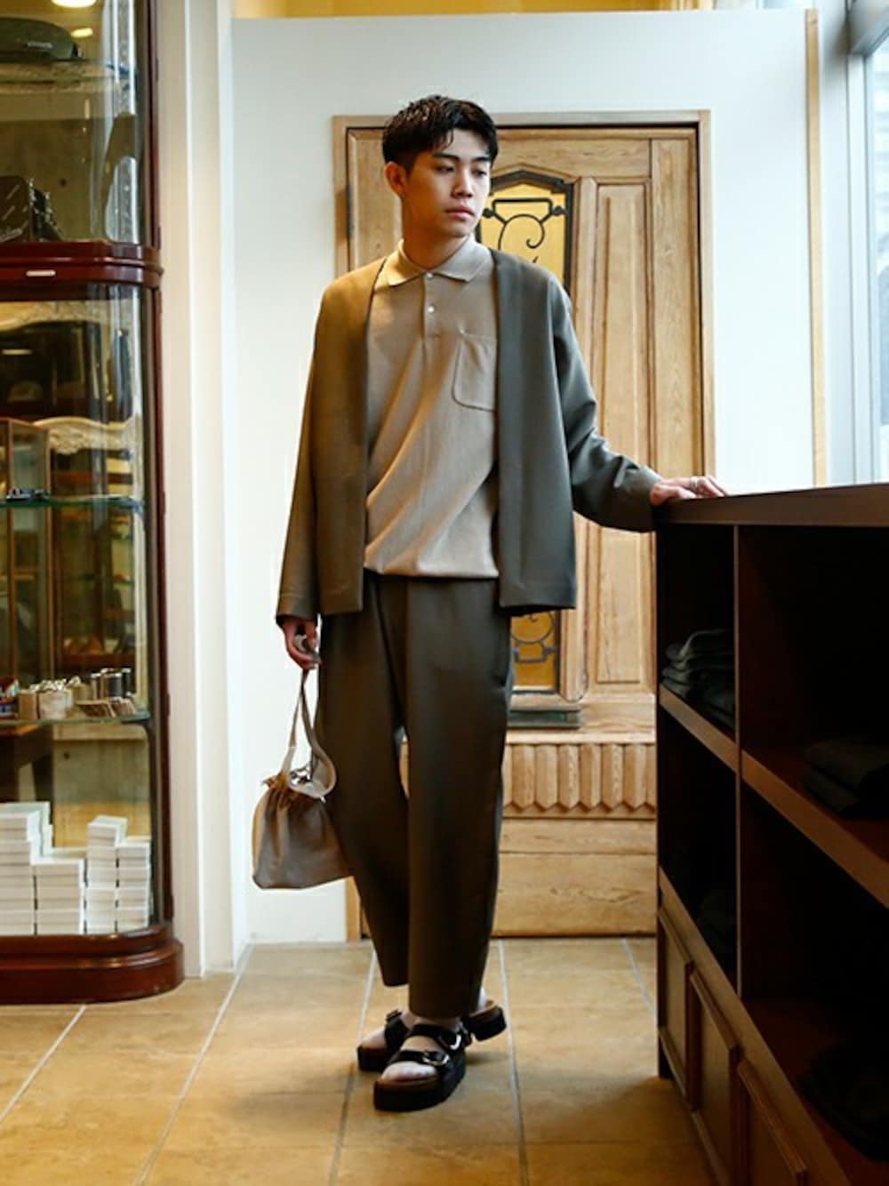 「marka、ARKnets」｜「markaのmarka / マーカ：MINIMALIST CARDIGAN - w.m tropical -：M20A-05SH01C[COR]（カーディガン/ボレロ、グレー系）」を使った、ARKnets STAFFさん（メンズ・181cm）の春コーディネートの1枚目の写真