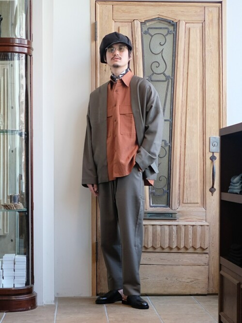 「カーディガン、セットアップ、スラックス、スラックスパンツ、コーディネート、marka、マーカ、ARKnets」｜「markaのmarka / マーカ：FRENCH SEAM PANTS - w.m tropical -：M20A-05PT03C[COR]（スラックス、グレー系）」を使った、ARKnets STAFFさん（メンズ・175cm）の春コーディネートの1枚目の写真