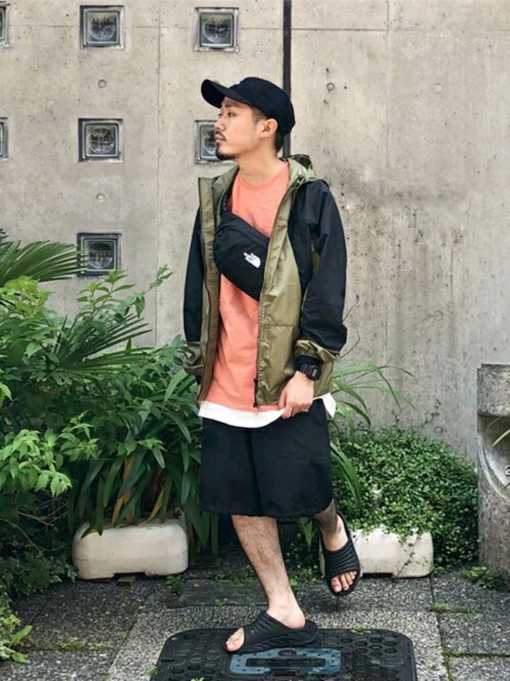 「THE NORTH FACE、ARKnets」｜「THE NORTH FACEのTHE NORTH FACE / ザ ノースフェイス：Orion：NM71902[WAX]（ボディバッグ/ウエストポーチ、ブラック系）」を使った、ARKnets STAFFさん（メンズ・170cm）の夏コーディネートの1枚目の写真