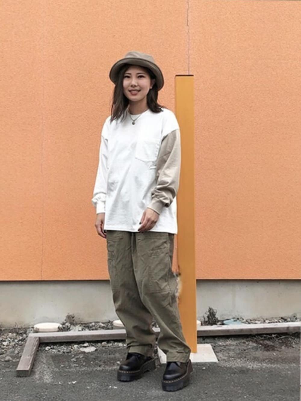 「Dr.Martens、gold、ARKnets」｜「GOLDのGOLD / ゴールド：HEAVY BACKSATIN U.S.A.F. UTILITY PANTS：GL41940[MUS]（カーゴパンツ、グリーン系）」を使った、ARKnets STAFFさん（レディース・153cm）の夏コーディネートの1枚目の写真