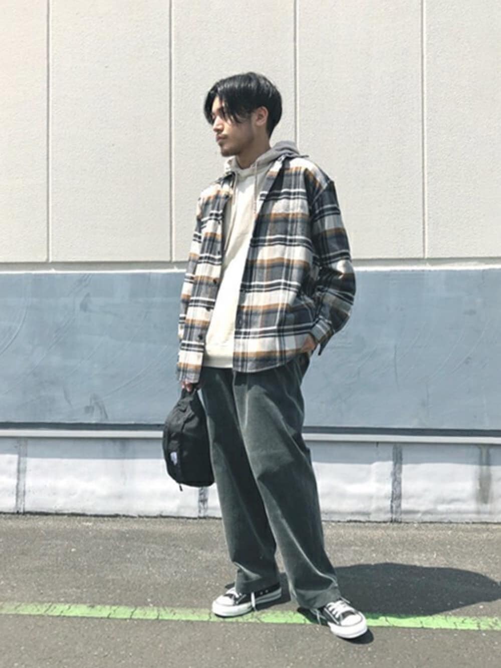 「converse、gold、THE NORTH FACE、marka、ARKnets」｜「markaのmarka / マーカ：2TUCK STRAIGHT FIT - 9wale corduroy -：M20C-16PT01C[COR]（スラックス、グリーン系）」を使った、ARKnets STAFFさん（メンズ・174cm）の夏コーディネートの1枚目の写真