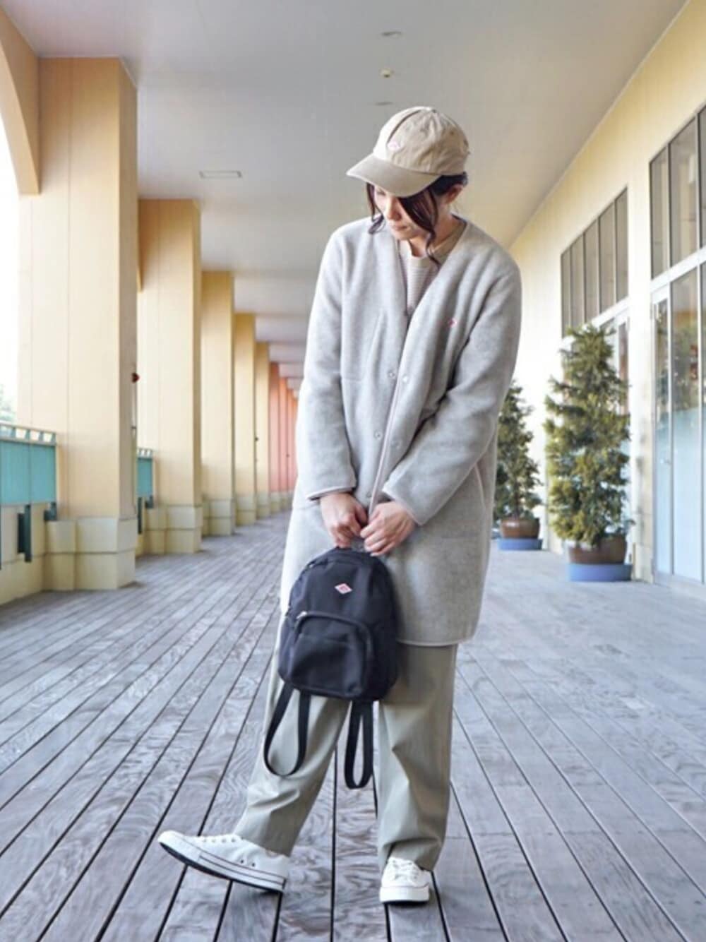 「Danton、ベージュコーデ、marka、ARKnets」｜「markaのmarka / マーカ：2TUCK STRAIGHT FIT - hard twist cotton twill -：M20C-10PT01C[COR]（その他パンツ、ベージュ系）」を使った、ARKnets STAFFさん（レディース・168cm）の秋コーディネートの1枚目の写真